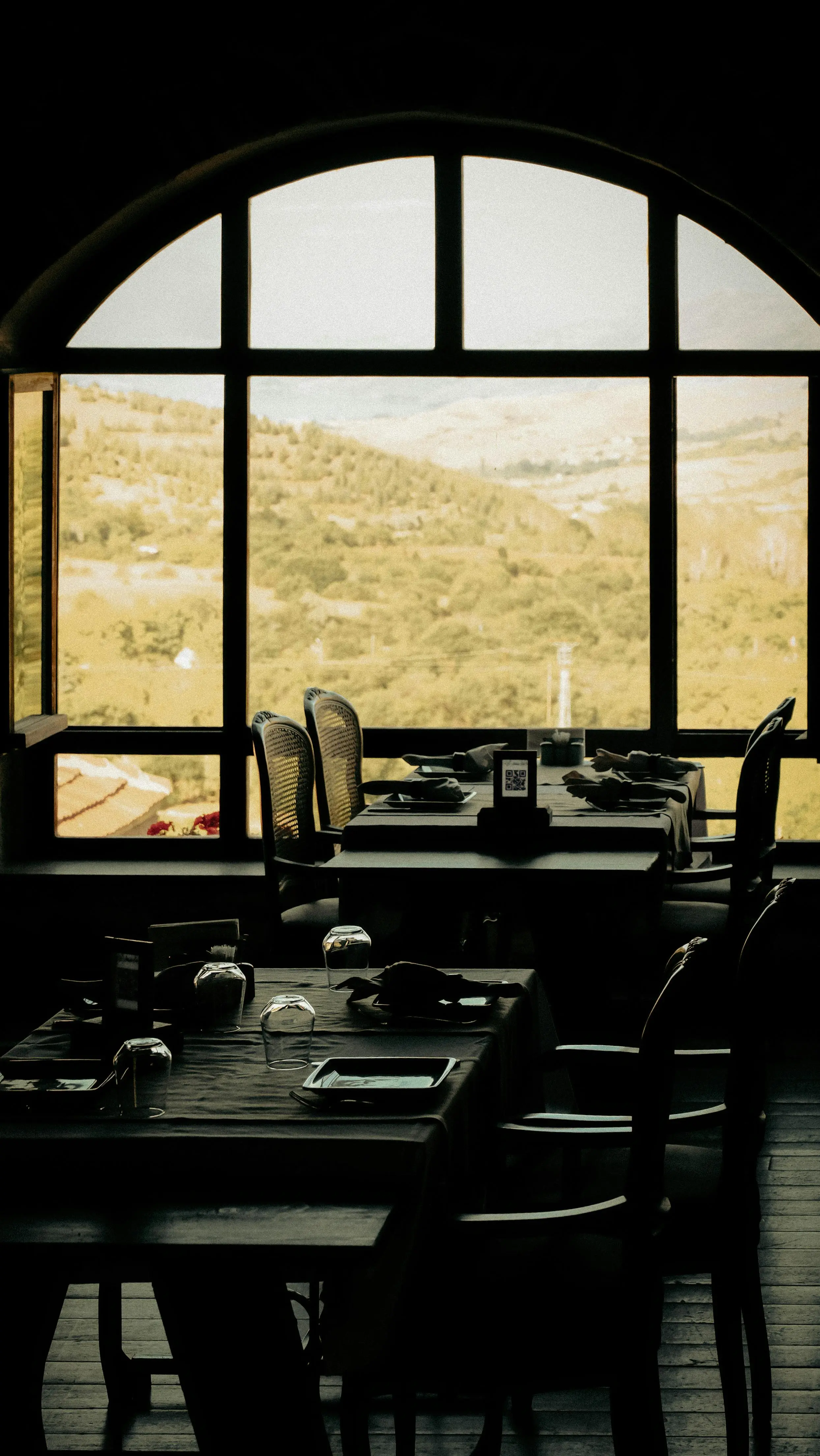 Modern restaurant interieur met akoestische panelen